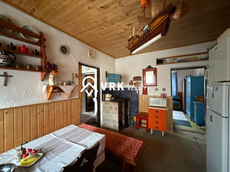 RODINNÝ DOM - CHALUPA, KALŠA - Interiér rodinného domu s dreveným stropom a rustikálnym vybavením.