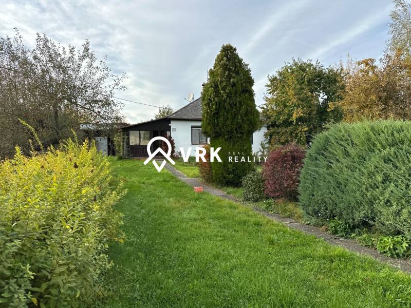 RODINNÝ DOM - CHALUPA, KALŠA - Rodinný dom v Kalši obklopený záhradou s rôznorodou vegetáciou.