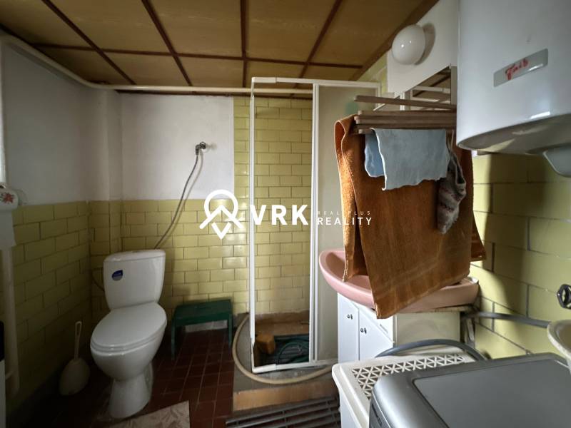 RODINNÝ DOM - CHALUPA, KALŠA - Kúpeľňa v rodinnom dome s toaletou, sprchovým kútom a umývadlom.