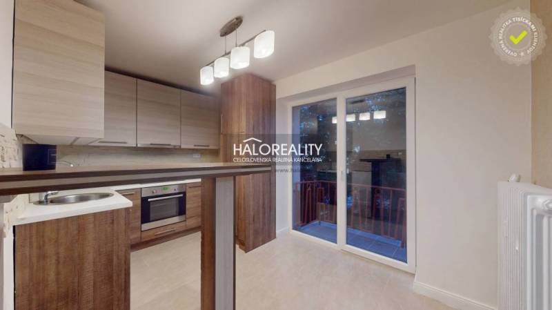 REZERVOVANÉ - Predaj, dvojizbový byt Spišská Nová Ve... - Kuchyňa v 2-izbovom byte s podlahou s dreveným dekorom a vstupom na balkón.