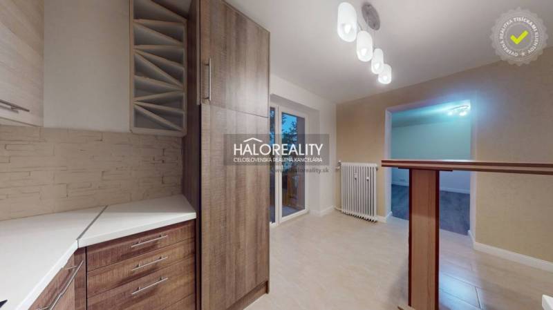 REZERVOVANÉ - Predaj, dvojizbový byt Spišská Nová Ve... - Kuchyňa v 2-izbovom byte s podlahou s dreveným dekorom a moderným osvetlením.