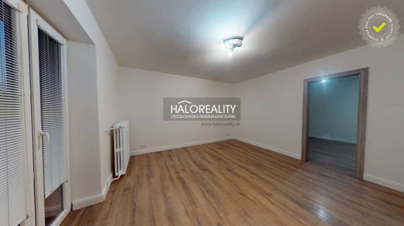 REZERVOVANÉ - Predaj, dvojizbový byt Spišská Nová Ve... - Priestranná izba v 2-izbovom byte s podlahou s dreveným dekorom a radiátorom.