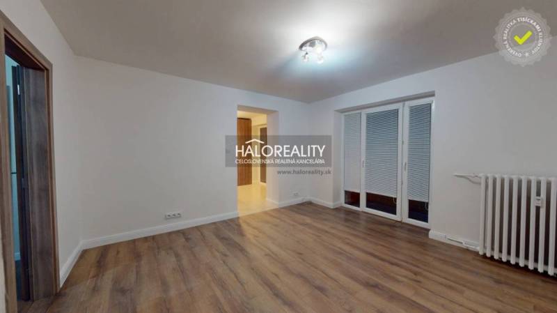 REZERVOVANÉ - Predaj, dvojizbový byt Spišská Nová Ve... - Obývačka v 2-izbovom byte s podlahou s dreveným dekorom a francúzskym oknom.