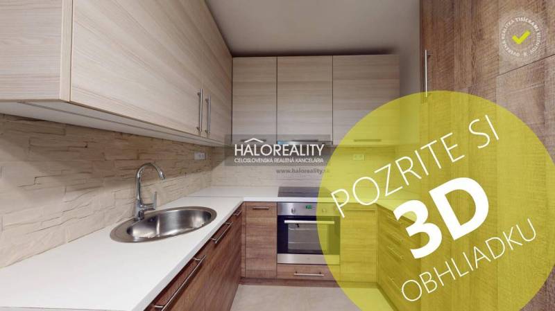 REZERVOVANÉ - Predaj, dvojizbový byt Spišská Nová Ve... - Kuchyňa v 2-izbovom byte s podlahou s dreveným dekorom a vstavanými skrinkami.