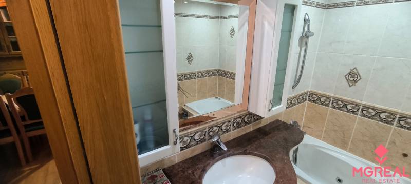 3 izbový byt Humenné s logiou v tichom prostredí. - Kúpeľňa so vstavanou skriňou a zrkadlom v 3-izbovom byte.