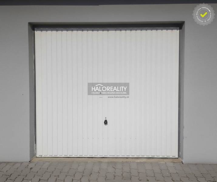 Predaj, garáž Borčice - NOVOSTAVBA - Biela garážová brána s dlažbou v Borčiciach.