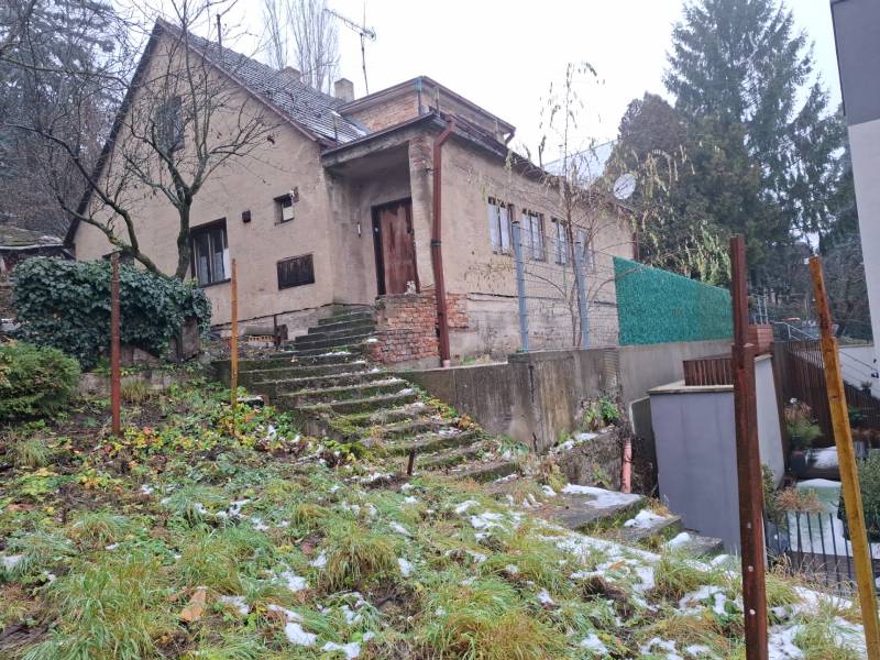 Predaj rodinného domu s pozemkom v  lukratívnej časti mesta Bratislava - Rodinný dom na Búdkovej ulici v Bratislave - Starom Meste so zasneženou záhradou.