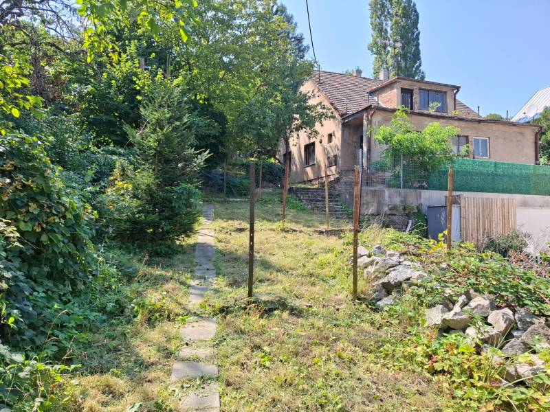 Predaj rodinného domu s pozemkom v  lukratívnej časti mesta Bratislava - Rodinný dom na Búdkovej ulici v Bratislave - Staré Mesto, s chodníkom a stromami.