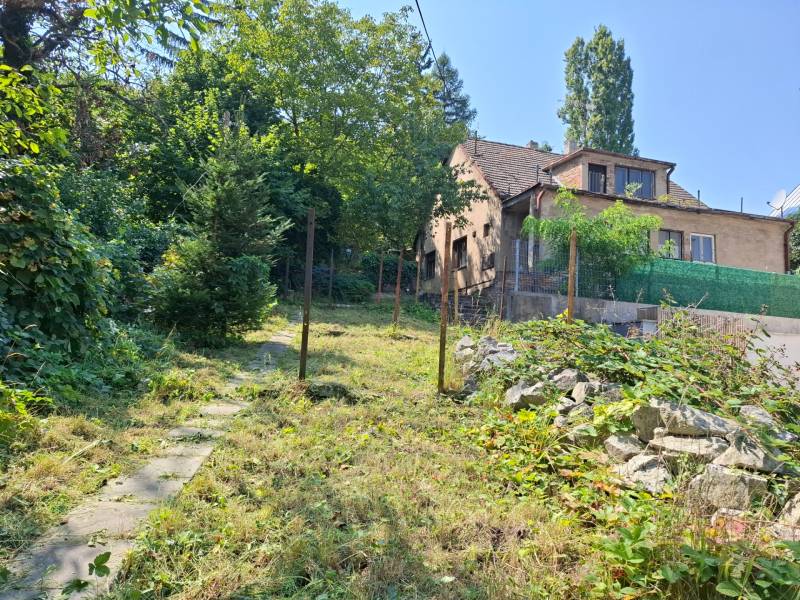 Predaj rodinného domu s pozemkom v  lukratívnej časti mesta Bratislava - Rodinný dom na ulici Búdková, obklopený zeleňou v Bratislave - Starom Meste.