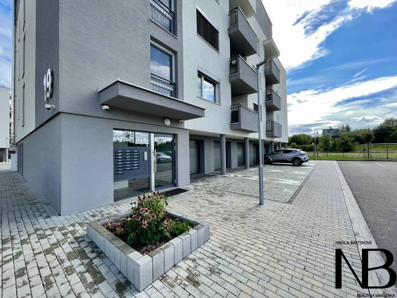 Na predaj štýlový 2-izbový byt s loggiou a parkovaním – TN, Na Pažiti - Exteriér bytového domu na ulici Na pažiti v Trenčíne s parkovacím priestorom.