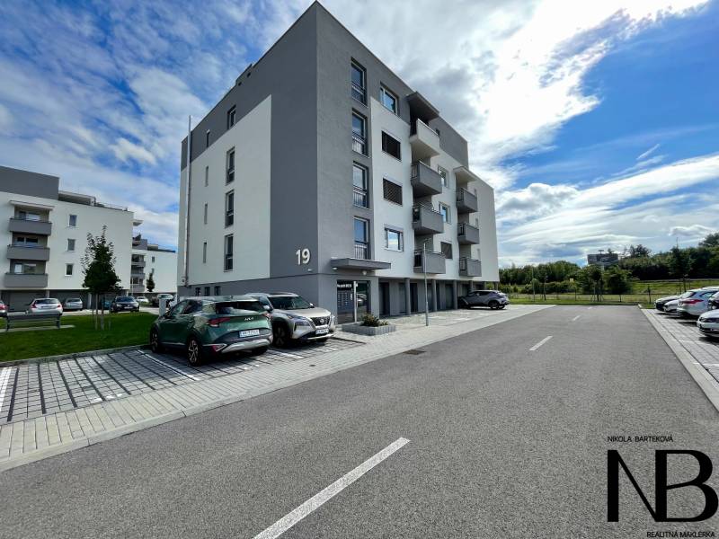 Na predaj štýlový 2-izbový byt s loggiou a parkovaním – TN, Na Pažiti - Bytový dom na ulici Na pažiti v Trenčíne, ponúkajúci 2-izbové byty s parkovaním.