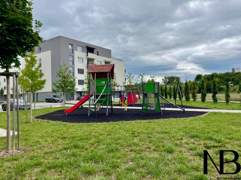 Na predaj štýlový 2-izbový byt s loggiou a parkovaním – TN, Na Pažiti - Detské ihrisko a bytovka na ulici Na pažiti v Trenčíne blízko 2-izbových bytov.