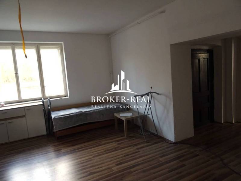 Rodinný dom Rudabanya, Maďarsko - Rodinný dom s podlahou s dreveným dekorom, oknom a nábytkom.