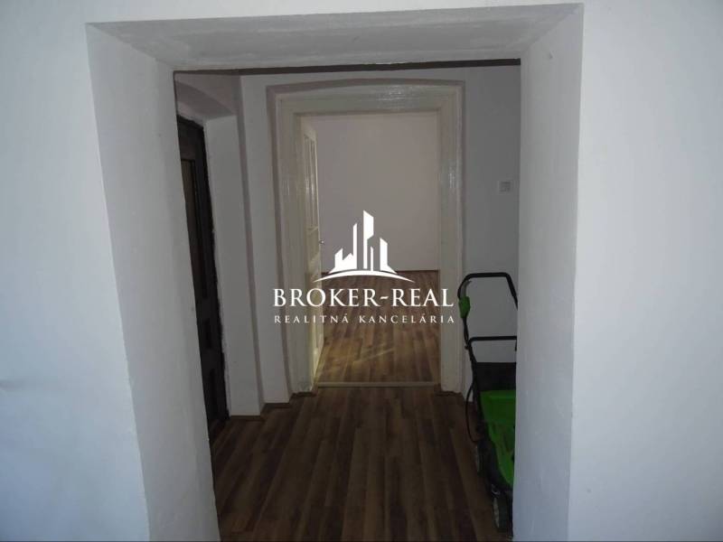 Rodinný dom Rudabanya, Maďarsko - Chodba rodinného domu s podlahou s dreveným dekorom a výhľadom na ďalšiu miestnosť.