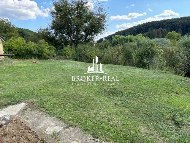 Rodinný dom Rudabanya, Maďarsko - Záhrada pri rodinnom dome v Rudabáni, obklopená zeleňou a kopcami, ideálny priestor na relax.