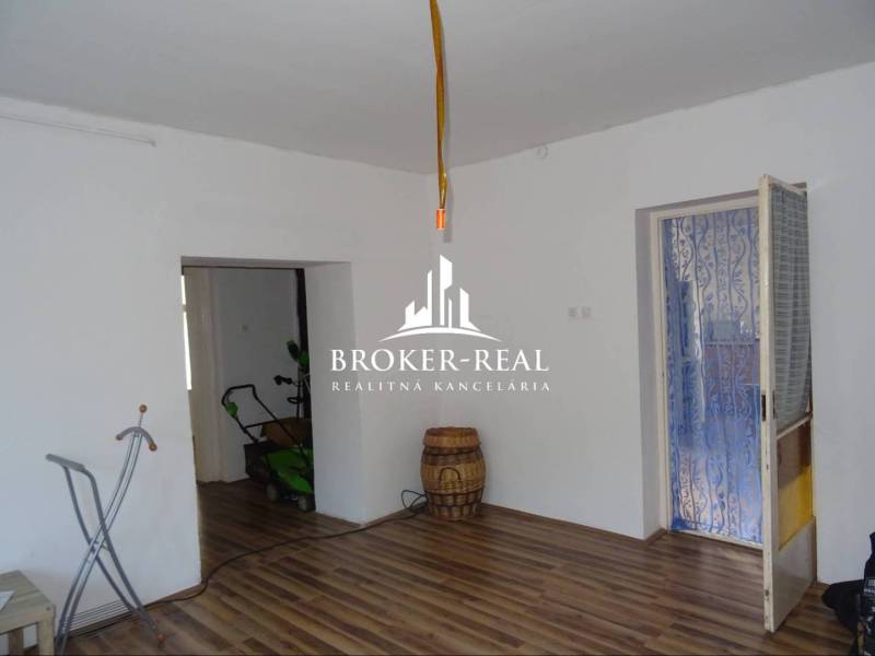 Rodinný dom Rudabanya, Maďarsko - Obývací priestor v rodinnom dome s podlahou s dreveným dekorom a bielymi stenami.