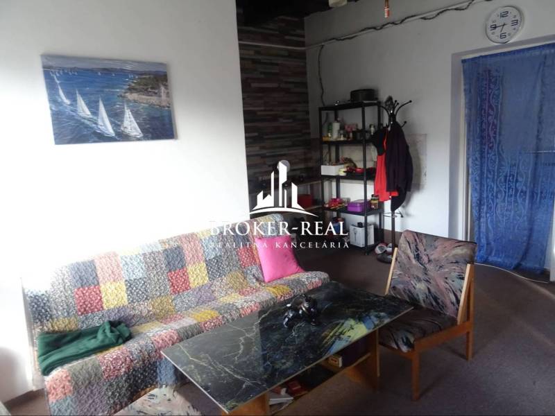 Rodinný dom Rudabanya, Maďarsko - Obývacia izba v rodinnom dome s farebnou sedačkou, konferenčným stolíkom a nástenným obrazom.