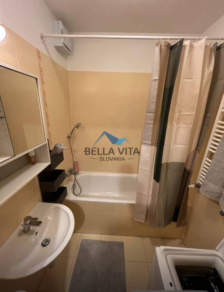 PRENÁJOM - Moderný 2 izbový byt, Galanta-GALA Residence - Kúpeľňa v 2-izbovom byte s vaňou, umývadlom, pračkou a dlažbou.