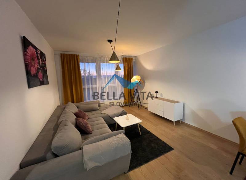 PRENÁJOM - Moderný 2 izbový byt, Galanta-GALA Residence - Obývacia izba v 2-izbovom byte s pohovkou a podlahou s dreveným dekorom.