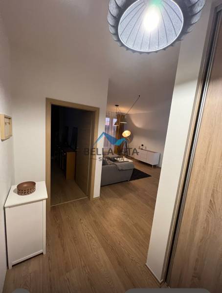 PRENÁJOM - Moderný 2 izbový byt, Galanta-GALA Residence - Chodba v 2-izbovom byte s podlahou s dreveným dekorom, vedúca do obývačky.