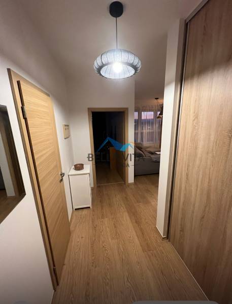 PRENÁJOM - Moderný 2 izbový byt, Galanta-GALA Residence - Chodba v 2-izbovom byte s podlahou s dreveným dekorom a jednoduchým osvetlením.