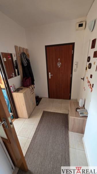 Na prenájom zariadený 3 izbový byt s balkónom Galanta- SNP - Chodba v 3-izbovom byte so svetlým nábytkom a hnedými doplnkami.