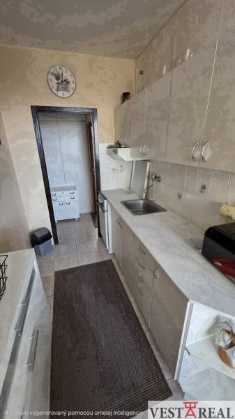 Na prenájom zariadený 3 izbový byt s balkónom Galanta- SNP - Kuchyňa v 3-izbovom byte s dlhou pracovnou doskou a svetlými skrinkami.