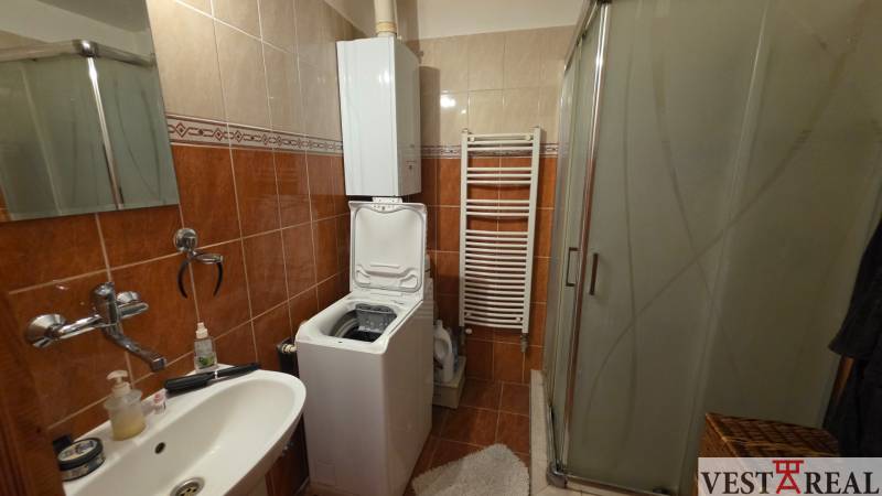 Na prenájom 3 izbový byt z balkónom a parkovacím miestom - Kúpeľňa v 3-izbovom byte s práčkou, sprchovým kútom a keramickým obkladom.