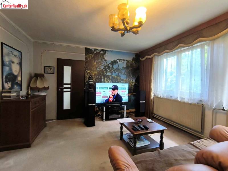 ‼️ RODINNÝ DOM V TICHEJ LOKALITE NA PREDAJ, NOVÁKY okr. PRIEVIDZA ‼️ - Obývacia izba s televízorom, sedačkou, stolíkom a veľkým oknom, Rodinný dom.