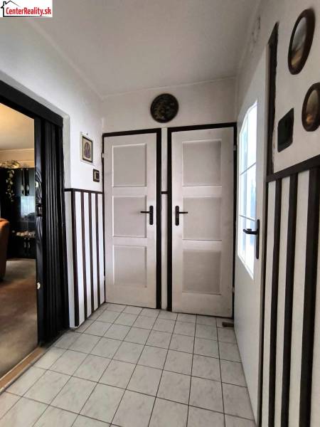‼️ RODINNÝ DOM V TICHEJ LOKALITE NA PREDAJ, NOVÁKY okr. PRIEVIDZA ‼️ - Interiér rodinného domu s bielymi dverami, dlažbou a tmavým obkladom stien.