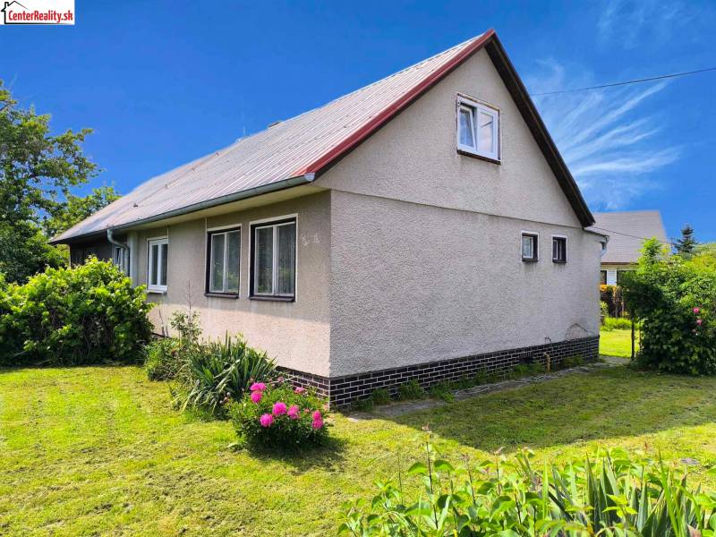 ‼️ RODINNÝ DOM V TICHEJ LOKALITE NA PREDAJ, NOVÁKY okr. PRIEVIDZA ‼️ - Rodinný dom v Novákoch s bielou fasádou a záhradou plnou zelene.