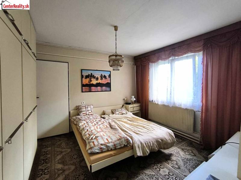 ‼️ RODINNÝ DOM V TICHEJ LOKALITE NA PREDAJ, NOVÁKY okr. PRIEVIDZA ‼️ - Spálňa v rodinnom dome s posteľou, skriňou a obrazom na stene.