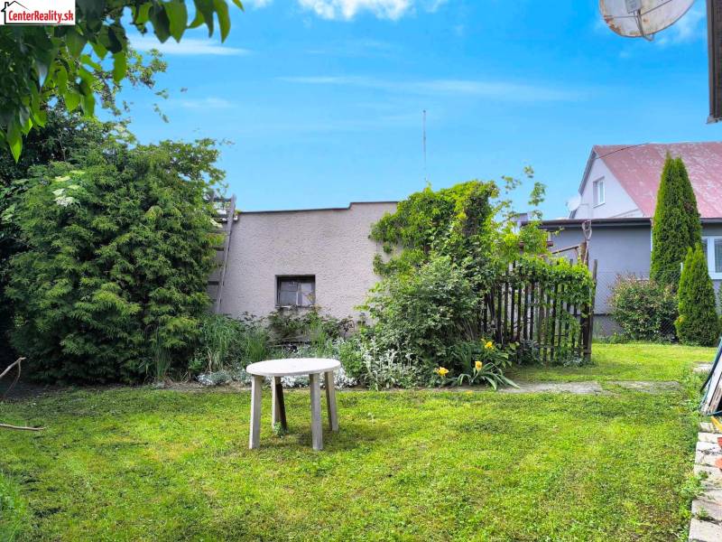 ‼️ RODINNÝ DOM V TICHEJ LOKALITE NA PREDAJ, NOVÁKY okr. PRIEVIDZA ‼️ - Záhrada rodinného domu v Novákoch s trávnikom, stolíkom a okrasnými kríkmi.