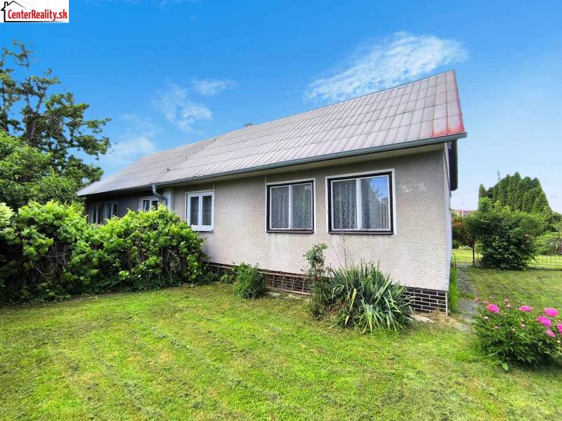 ‼️ RODINNÝ DOM V TICHEJ LOKALITE NA PREDAJ, NOVÁKY okr. PRIEVIDZA ‼️ - Rodinný dom v Novákoch so záhradou, trávnikom a okrasnými kríkmi.