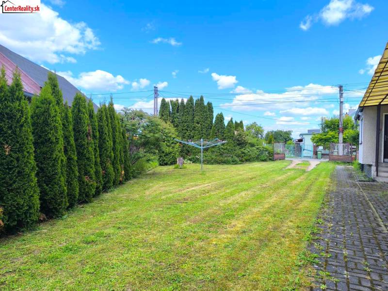 ‼️ RODINNÝ DOM V TICHEJ LOKALITE NA PREDAJ, NOVÁKY okr. PRIEVIDZA ‼️ - Záhradná plocha rodinného domu v Prievidzi so starostlivo udržiavaným trávnikom a živým plotom.