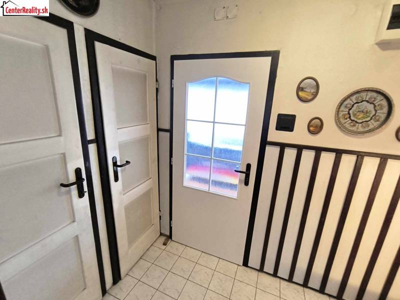 ‼️ RODINNÝ DOM V TICHEJ LOKALITE NA PREDAJ, NOVÁKY okr. PRIEVIDZA ‼️ - Interiér rodinného domu s bielymi dverami, dekoráciami na stene a dlažbou.