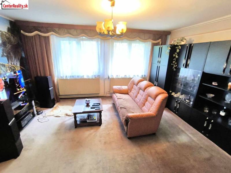 ‼️ RODINNÝ DOM V TICHEJ LOKALITE NA PREDAJ, NOVÁKY okr. PRIEVIDZA ‼️ - Obývačka v rodinnom dome s hnedou pohovkou, skrinkami a televíziou na stene.