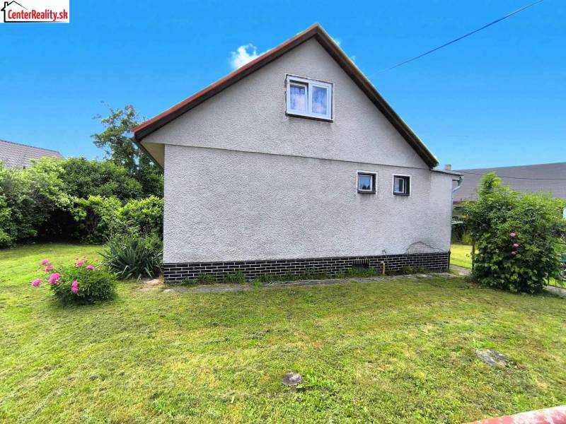 ‼️ RODINNÝ DOM V TICHEJ LOKALITE NA PREDAJ, NOVÁKY okr. PRIEVIDZA ‼️ - Rodinný dom v Novákoch so záhradou, trávnikom a kvetmi v príjemnom prostredí.