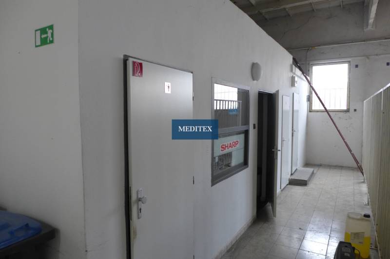 Sklad na prenájom o ploche 288 m2-438 m2 + kancelárie a vzorkovňa - Interiér s bielymi dverami a šedými stenami v skladových a halových priestoroch.