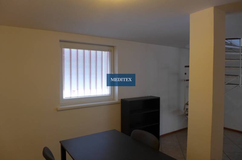 Sklad na prenájom o ploche 288 m2-438 m2 + kancelárie a vzorkovňa - Kancelársky priestor so stolom a regálom, Sklady a haly, svetlá atmosféra.