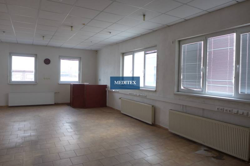 Sklad na prenájom o ploche 288 m2-438 m2 + kancelárie a vzorkovňa - Kancelársky priestor v skladoch a halách so svetlou dlažbou a veľkými oknami.