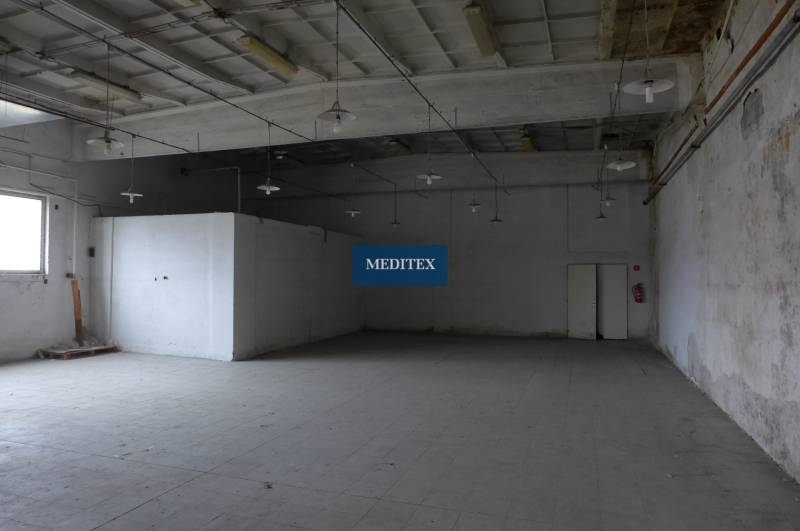 Sklad na prenájom o ploche 288 m2-438 m2 + kancelárie a vzorkovňa - Priemyselný interiér skladu s vysokým stropom a betónovou podlahou.