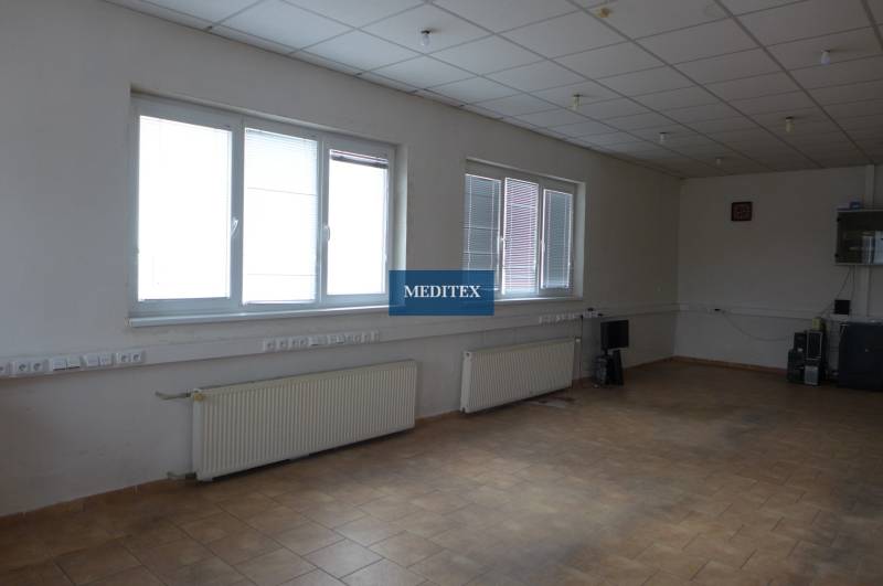Sklad na prenájom o ploche 288 m2-438 m2 + kancelárie a vzorkovňa - Prázdna miestnosť so stenovými radiátormi a dlažbou v skladoch a halách.