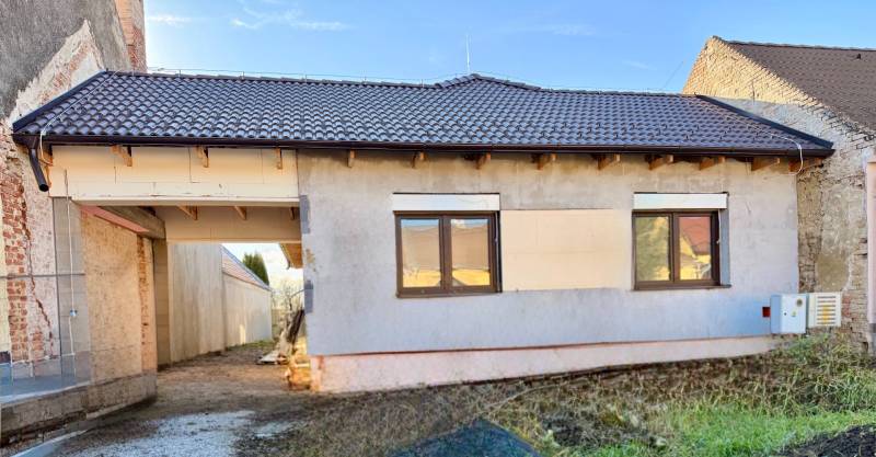 NOVOSTAVBA  ATRAKTÍVNY 4 I RODINNÝ DOM,650m2 pozemok - Rodinný dom v Cíferi s neomietnutou fasádou a hnedou strešnou krytinou.