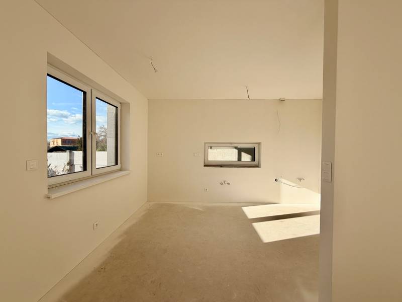 NOVOSTAVBA  ATRAKTÍVNY 4 I RODINNÝ DOM,650m2 pozemok - Interiér rodinného domu bez podlahy a s oknami na slnečnej strane.