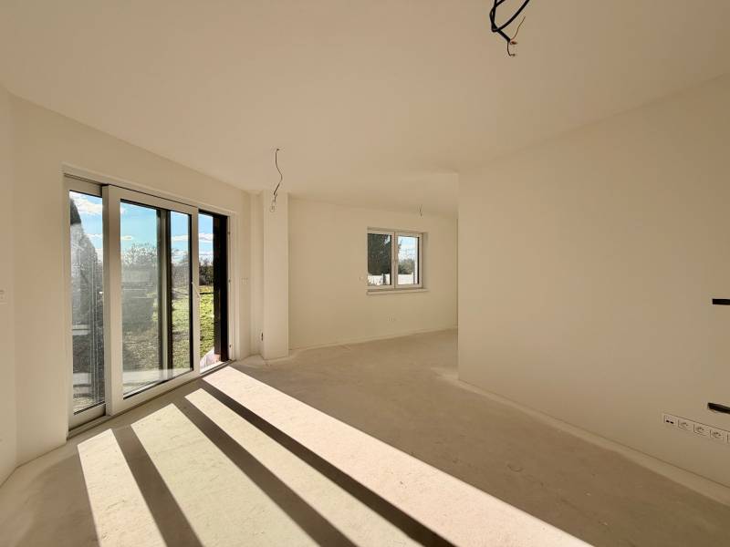 NOVOSTAVBA  ATRAKTÍVNY 4 I RODINNÝ DOM,650m2 pozemok - Priestranná miestnosť s veľkými oknami a výhľadom v rodinnom dome.