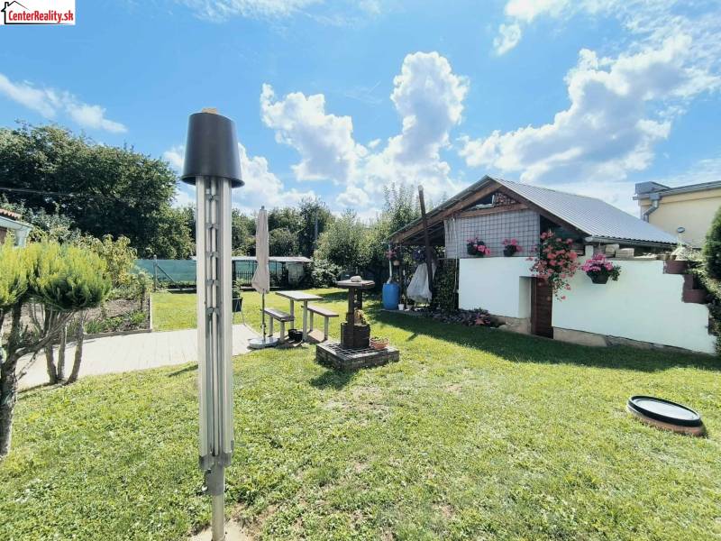 ‼️RODINNÝ DOM S KRÁSNYM POZEMKOM NA PREDAJ,KOLAČNO okr. PARTIZÁNSKE ‼️ - Záhrada v Partizánskom s altánkom a kvetinovou výzdobou pri rodinnom dome.