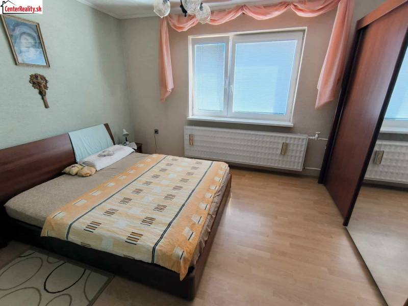 ‼️RODINNÝ DOM S KRÁSNYM POZEMKOM NA PREDAJ,KOLAČNO okr. PARTIZÁNSKE ‼️ - Spálňa v rodinnom dome s posteľou, skriňou a podlahou s dreveným dekorom.