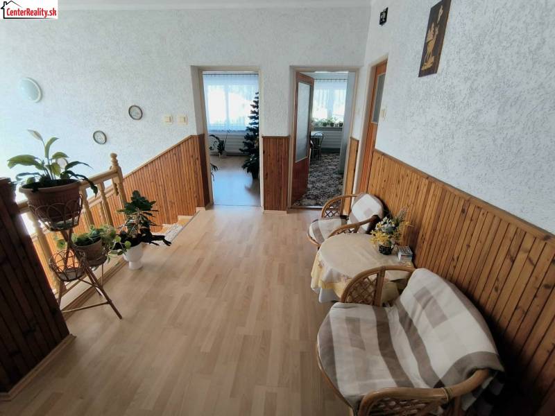 ‼️RODINNÝ DOM S KRÁSNYM POZEMKOM NA PREDAJ,KOLAČNO okr. PARTIZÁNSKE ‼️ - Interiér rodinného domu so schodiskom, podlahou s dreveným dekorom a priestornou predsieňou.