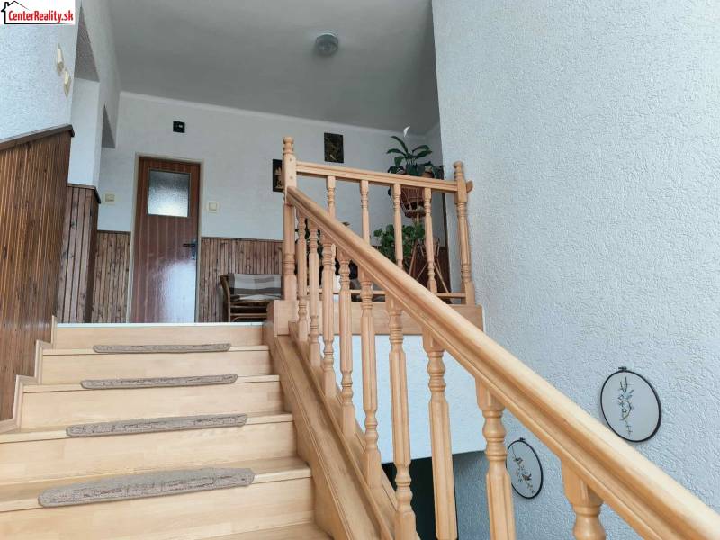 ‼️RODINNÝ DOM S KRÁSNYM POZEMKOM NA PREDAJ,KOLAČNO okr. PARTIZÁNSKE ‼️ - Rodinný dom s dreveným schodiskom, obloženie stenou a dekoráciou.